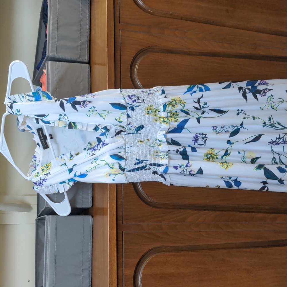 Banana republic size 2 ruffled white flowered maxi dress
